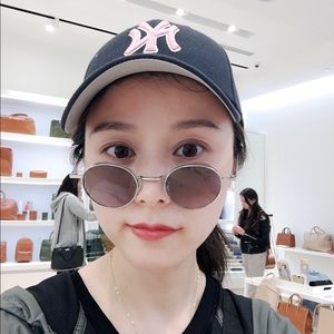 Meet your Posher, Dan hong